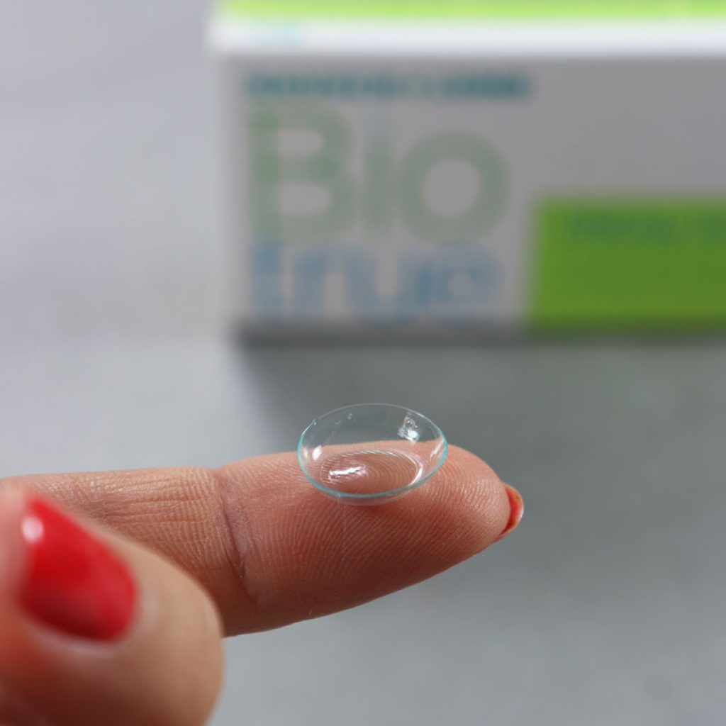 kontaktlinser linser finger